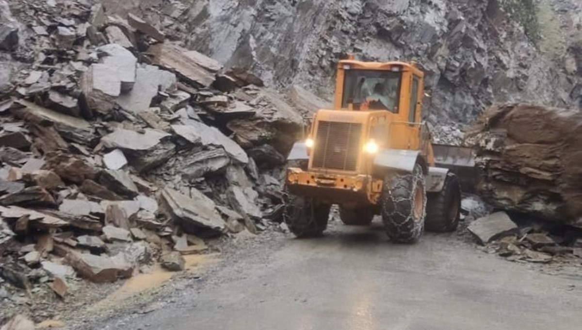 Şırnak-Beytüşşebap yolunda heyelan Şırnak-Beytüşşebap yolunda heyelan