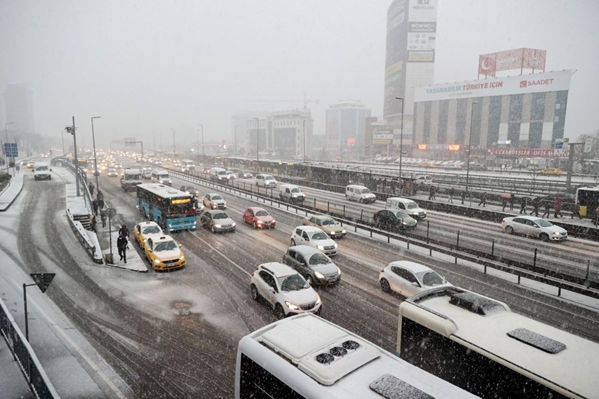 İstanbul Mart ayında kar sürprizi yaşadı. Anadolu ve Avrupa Yakası
