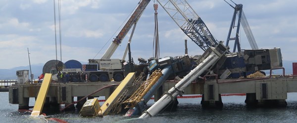 Kocaeli'de denize düşen vinç ve kepçe çıkarılıyor