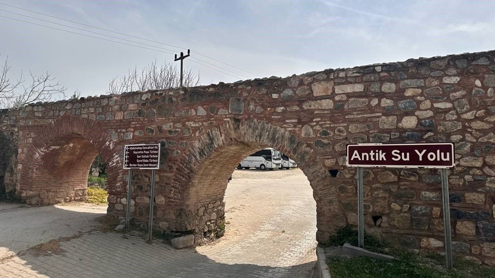 Osmanlı devrine ilişkin mezar taşı bulundu: Su yolunu ziyaret eden turistler fark etti 74 3t OjqpKB0euDznJQD3aMw