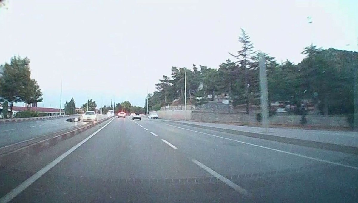 Otomobil ile motosiklet çarpıştı