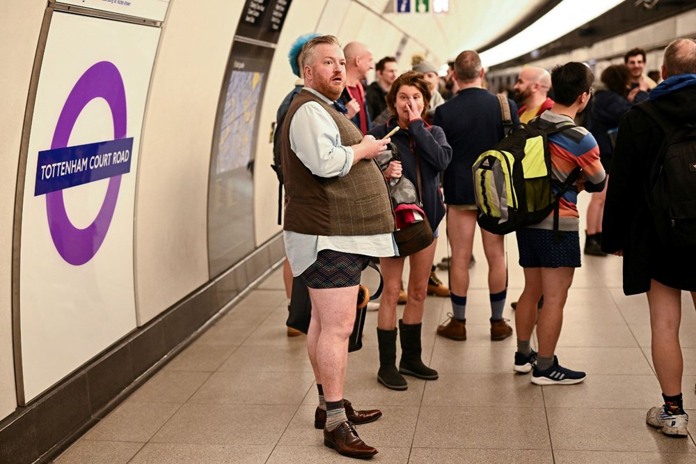 Londra'da 'Pantolonsuz Metro Günü' eğlencesi - 2
