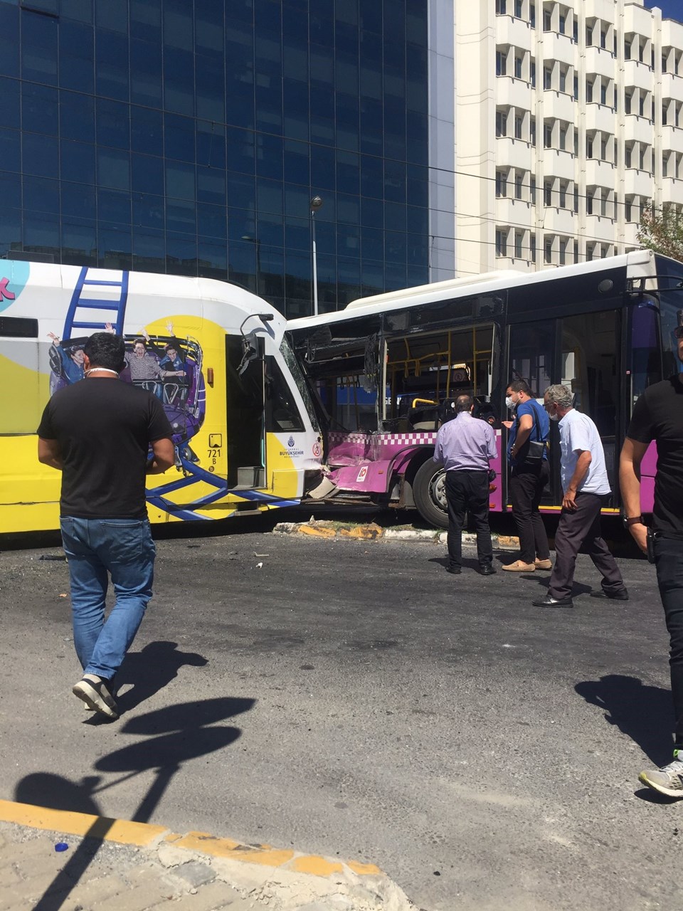 İstanbul'da tramvay ile halk otobüsü çarpıştı: 2 yaralı - 2