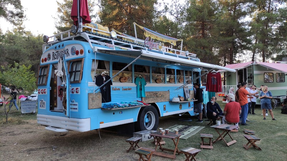 Hem geziyor hem para kazanıyor: Karavanını kahve dükkanı yaptı - 10