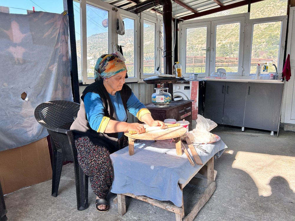 Depremzede Annenin Yufka Ekmeği ve Gözlemesiyle Umuda Tutunuşu 75 3uk066k4vkGmugGs h ILQ