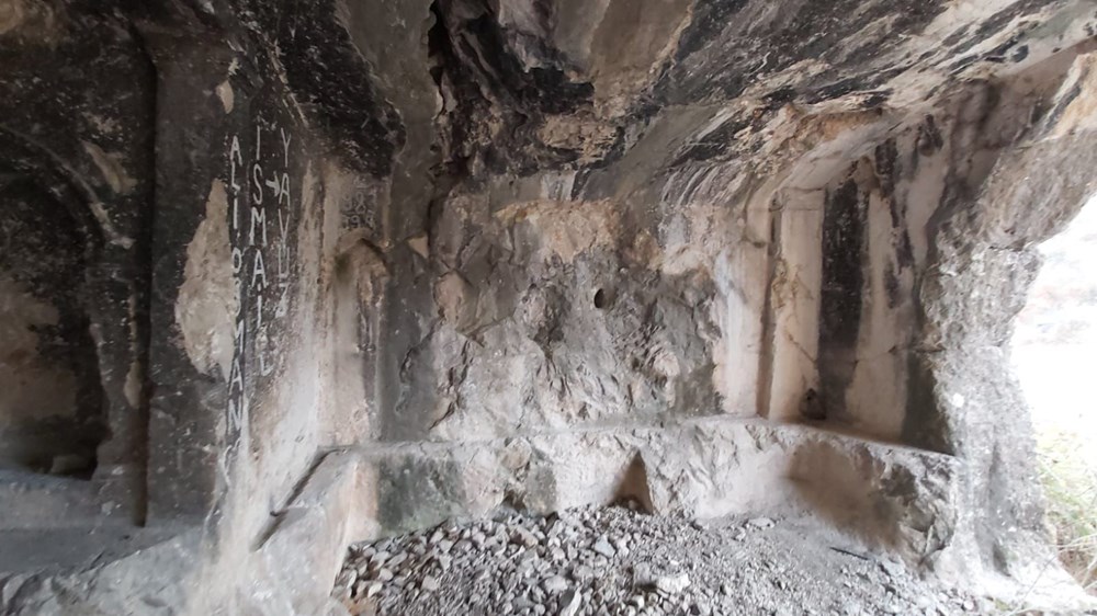 Roma dönemine ait oda mezar definecilerin hedefi oldu - 5