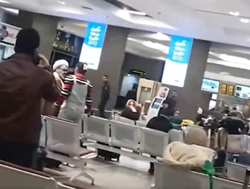 Havaalanında protesto: Öfkelenen İranlı kadın mollanın sarığını çıkarıp başörtüsü yaptı! - 1