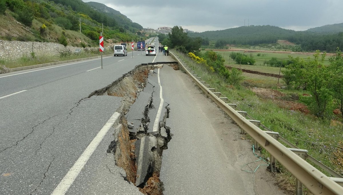 Muğla'da sağanak: Yol çöktü