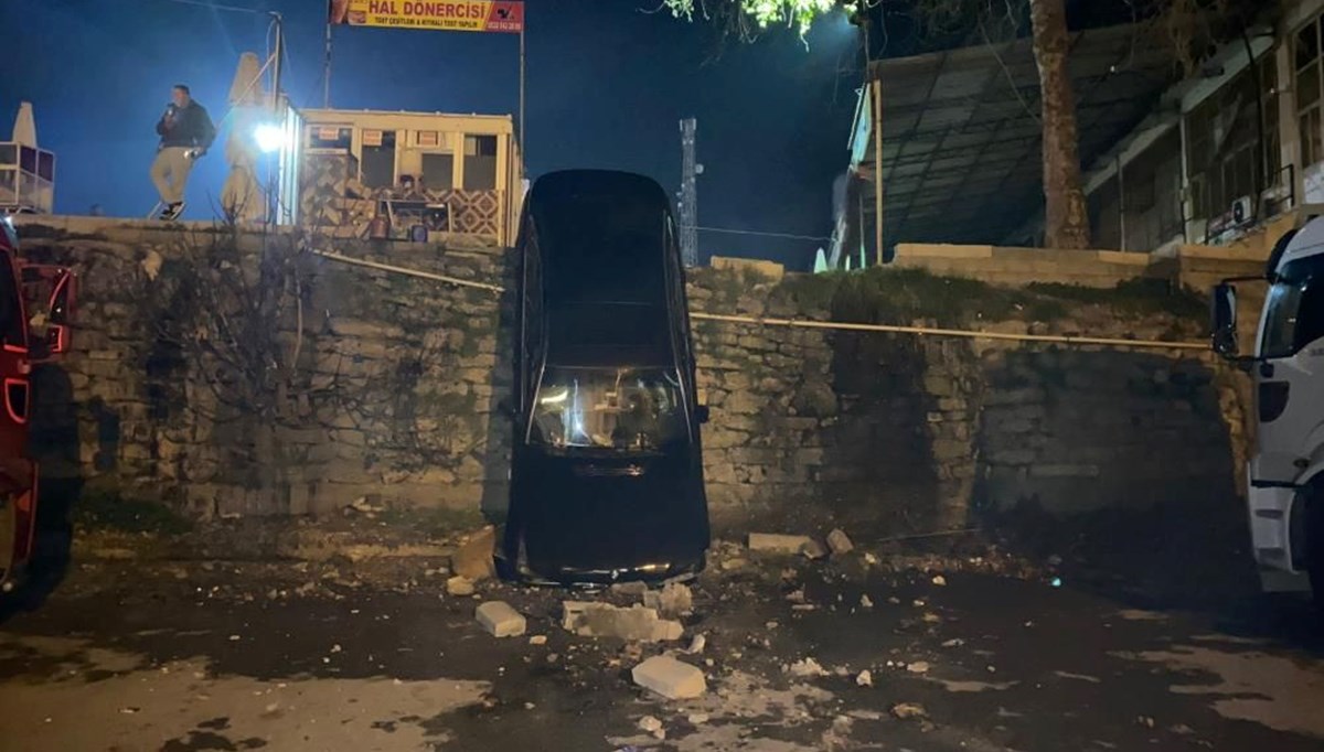 Yolu şaşırdı: Aracıyla 5 metrelik istinat duvarından aşağı düştü Yolu şaşırdı: Aracıyla 5 metrelik istinat duvarından aşağı düştü