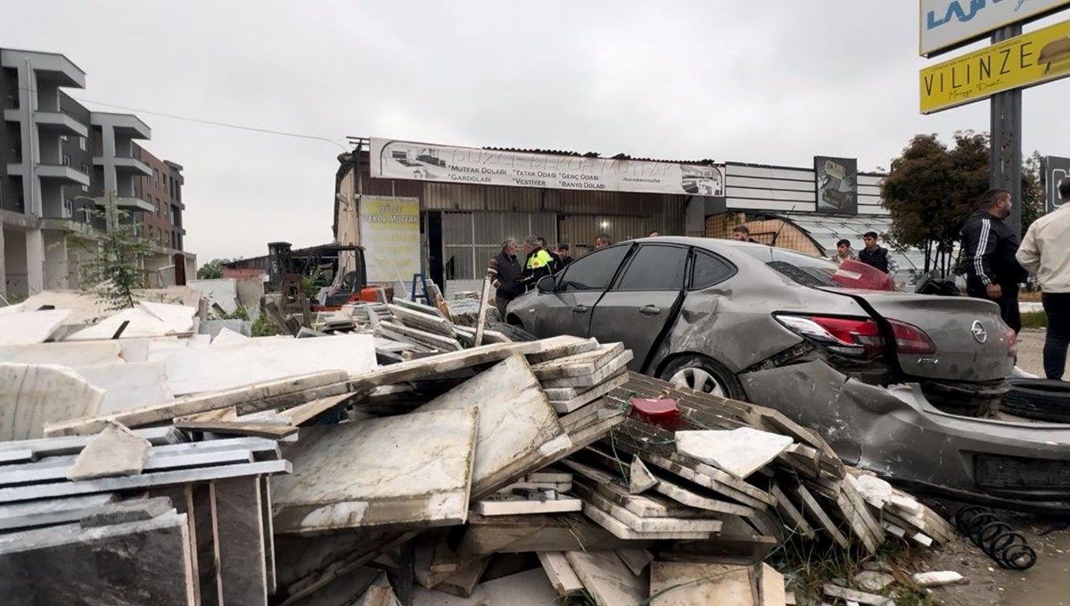 Düzce'de iş yerinin önündeki mermerlere çarpan otomobilin sürücüsü yaralandı