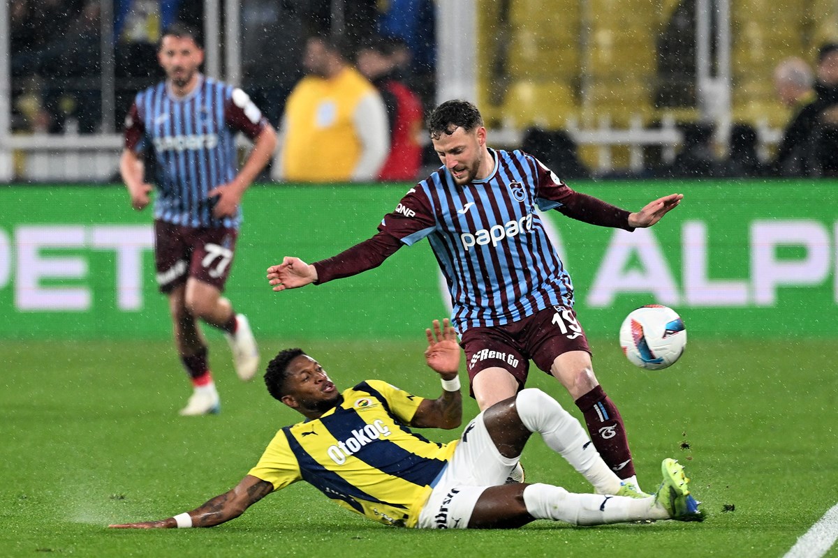 Fred (Fenerbahçe) ve Mustafa Eskihellaç (Trabzonspor) ikili mücadelede