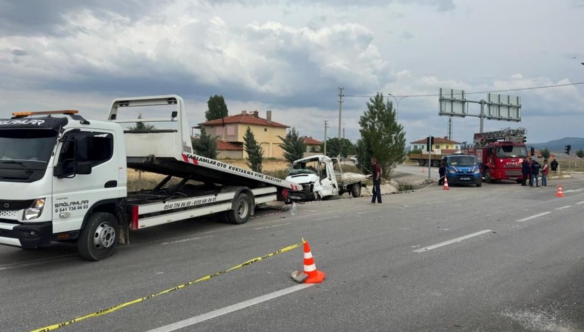 Afyonkarahisar'da feci kaza: 2 ölü Afyonkarahisar'da feci kaza: 2 ölü