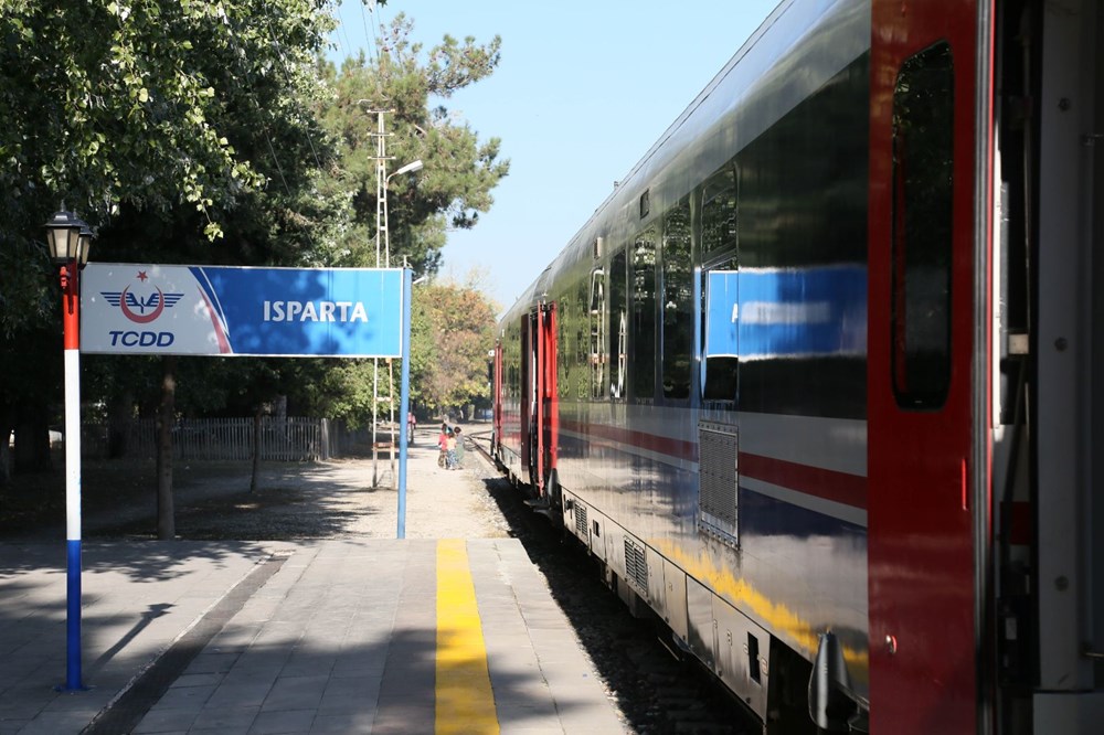 Izmir Isparta Tren Bileti Fiyatlari Tcdd Goller Ekspresi Tren Saatleri Internet Haber