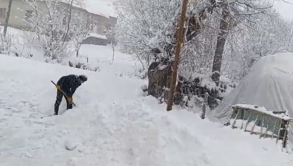 Van’da kar esareti: 163 yerleşim yerinin yolu kapandı