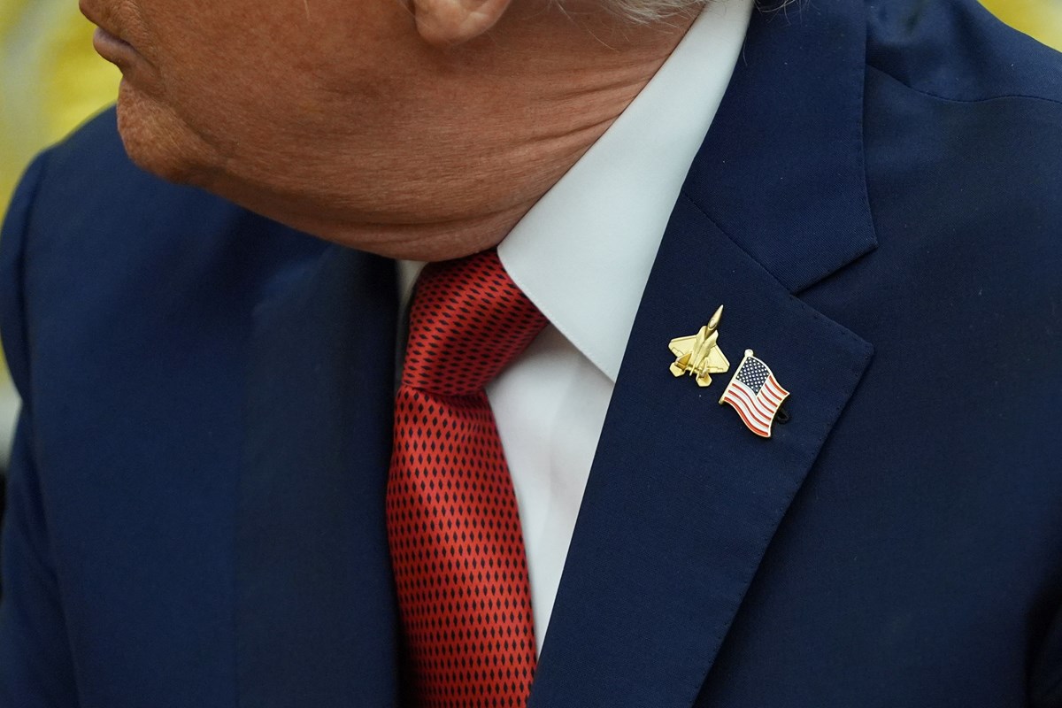 ABD Başkanı Trump, F-22 rozetini önce Cumhurbaşkanı Erdoğan ile sonra da İsrail Başbakanı Netanyahu iler görüşmesinde taktı.