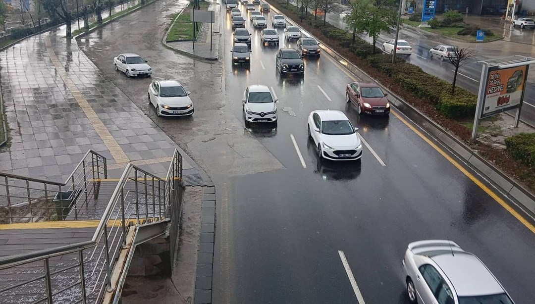 Ankara'da sağanak yağış trafiğe neden oldu