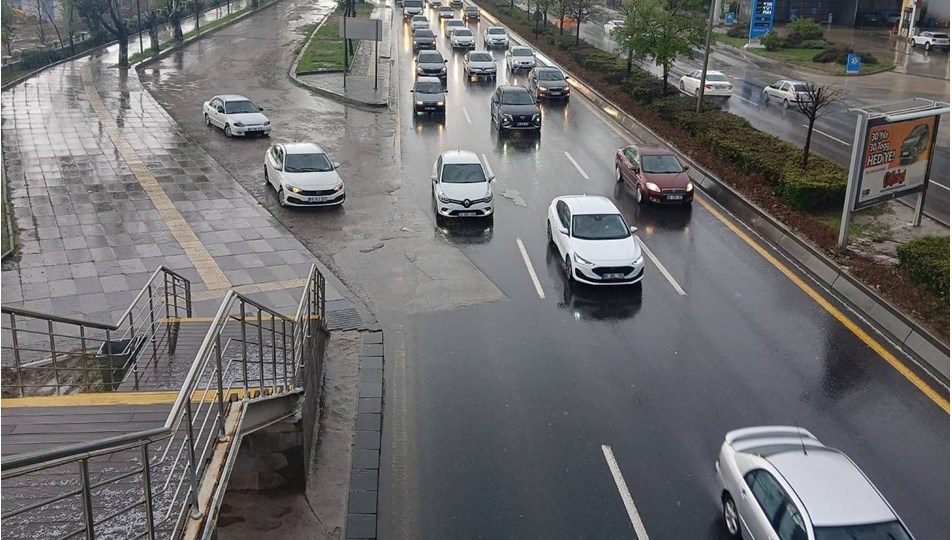 Ankara'da sağanak yağış trafiğe neden oldu