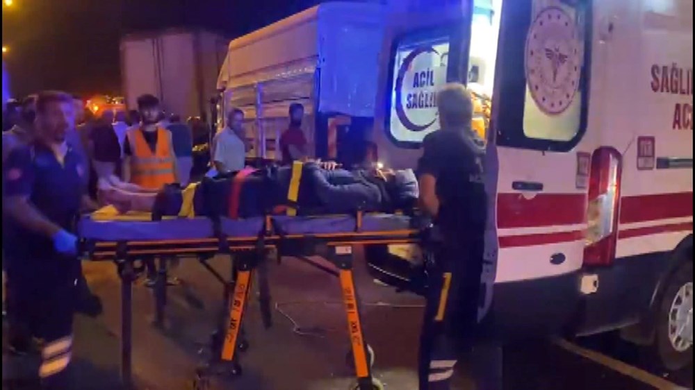 İstanbul TEM Otoyolu'nda feci kaza: 4 çocuk öldü, 4 kişi yaralandı - 4