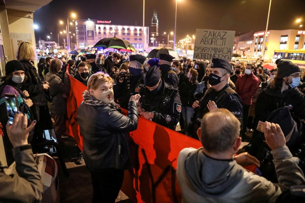 Polonya'da kadınlar sokağa çıktı: Kürtaj yasasını protesto ettiler - 6