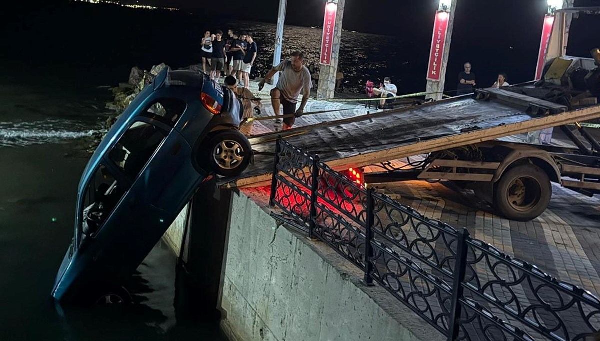 Kanala uçtu, duvarda asılı kaldı