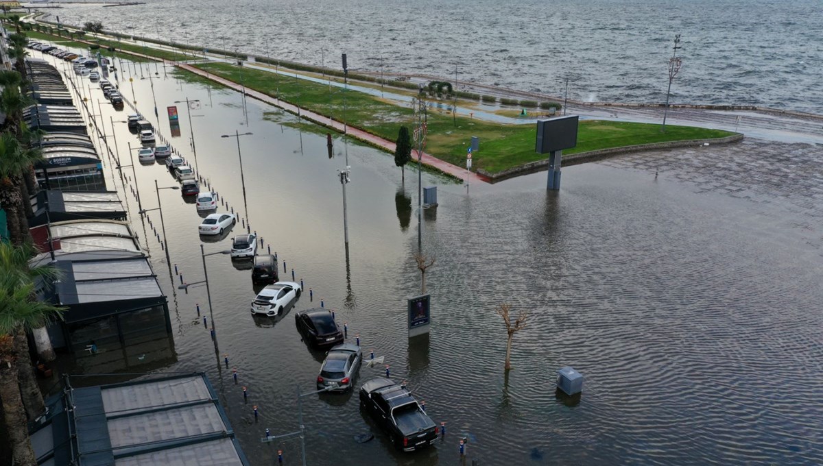 İzmir'i sağanak ve fırtına vurdu: Kıyı şeridi su altında!