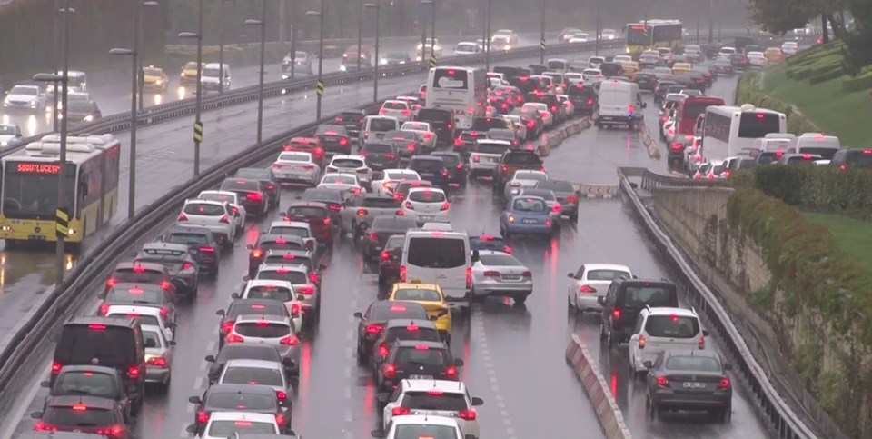 İstanbul'da yağış, trafiği olumsuz etkiledi - 1