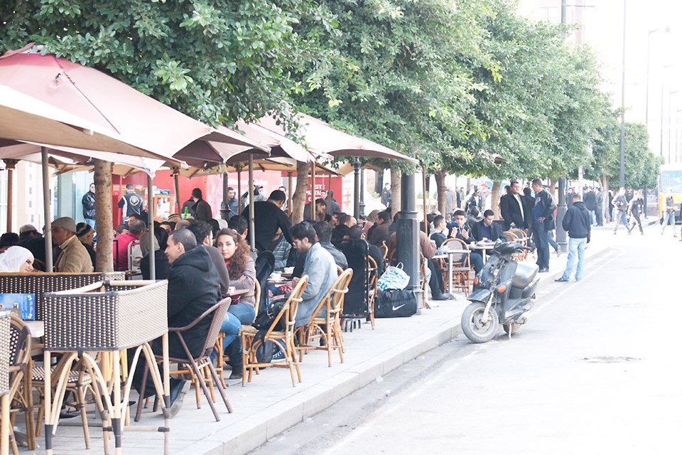 İsyanın başladığı Habibi Bourgiba caddesindeki kafelerde şimdilerde keyif çayları içiliyor.