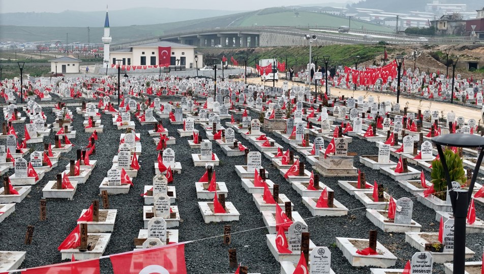 Deprem mezarlığı bayraklarla donatıldı