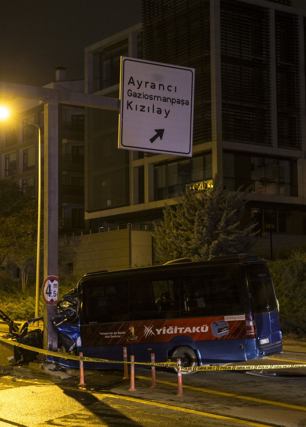 Ankara'da dolmuş yön levhası direğine çarptı: 1 ölü, 1 yaralı - 6