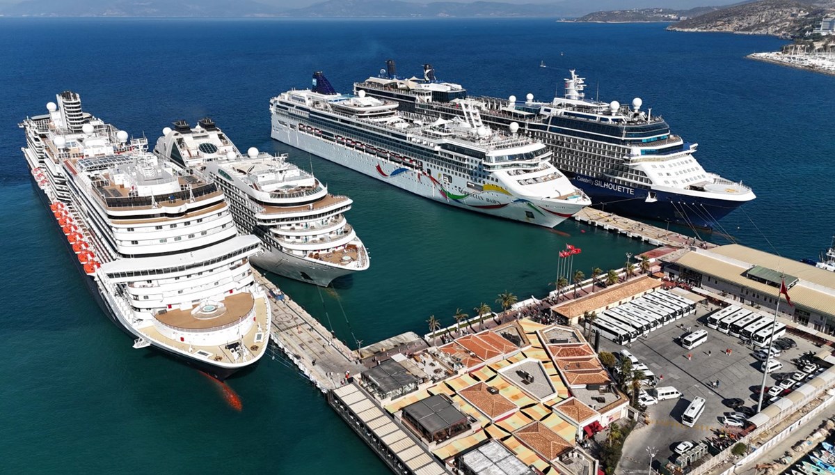 Dev kruvaziyerler Kuşadası Limanı'na demirledi Dev kruvaziyerler Kuşadası Limanı'na demirledi