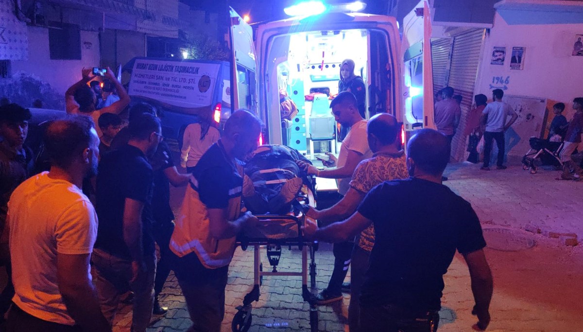 Şanlıurfa'da freni boşalan araç iş yeri önündeki kaldırıma çarptı Şanlıurfa'da freni boşalan araç iş yeri önündeki kaldırıma çarptı