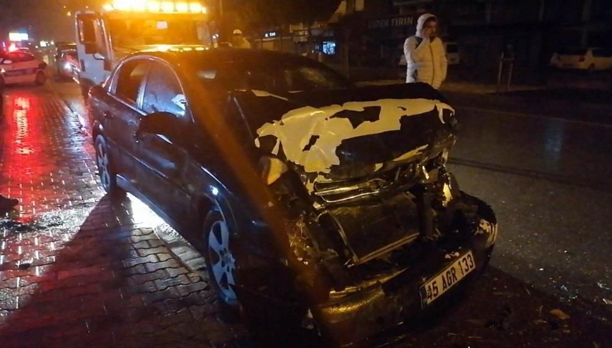 Otomobil şehir içi yolcu otobüsüne çarptı: 3 yaralı Otomobil şehir içi yolcu otobüsüne çarptı: 3 yaralı