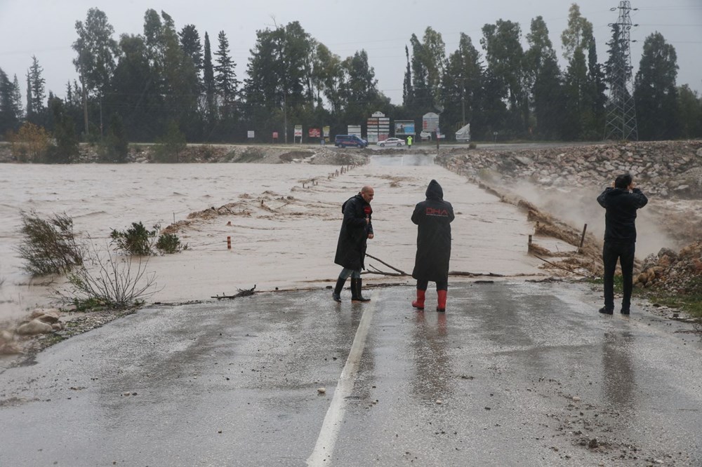 Kırmızı kodla aşırı yağış uyarısı yapılan Antalya'da sağanak etkili oluyor - 26