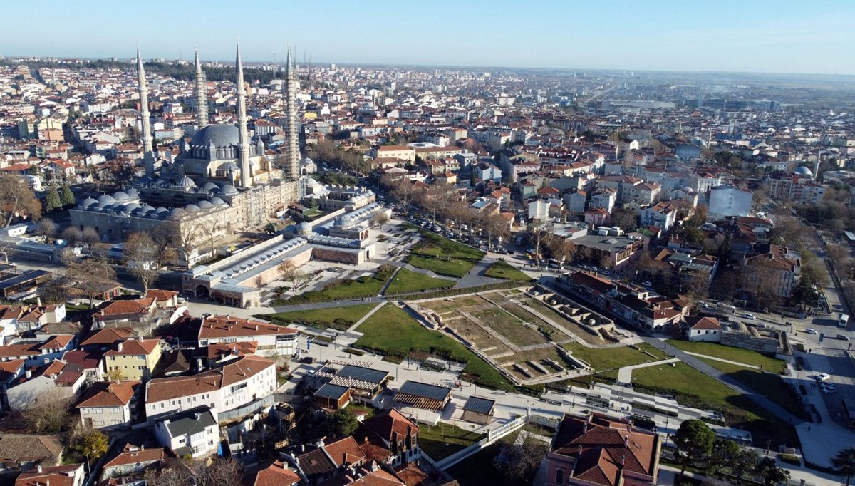 Selimiye Meydanı'ndaki 6 asırlık han ve hamamın restorasyonuna başlandı Selimiye Meydanı'ndaki 6 asırlık han ve hamamın restorasyonuna başlandı