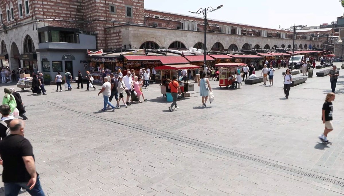 Eminönü'nde cadde ve sokaklar boş kaldı Eminönü'nde cadde ve sokaklar boş kaldı
