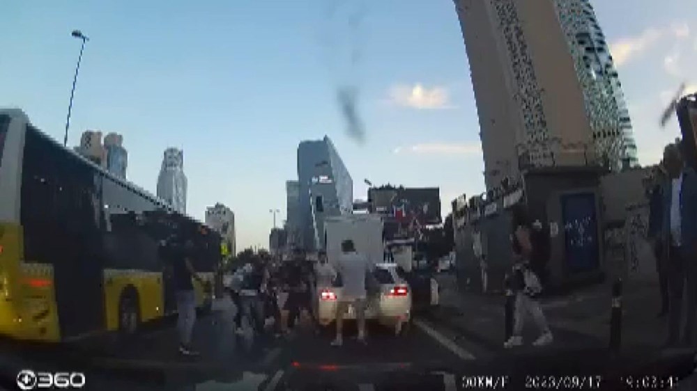 Kağıthane'de trafikte tekme tokat kavga - 1