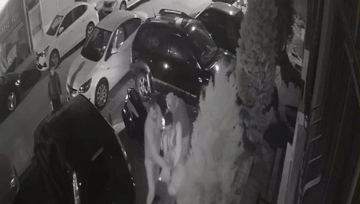 İstanbul'da komşuların silahlı çöp atma kavgası kamerada İstanbul'da komşuların silahlı çöp atma kavgası kamerada