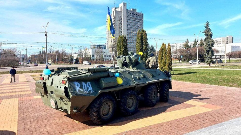 Ruslardan ele geçirilen zırhlı araç, Ukrayna'da gelin arabası oldu - 4
