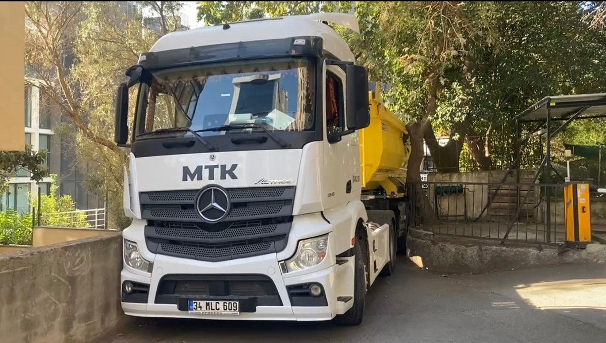 Hafriyat kamyonu sokağa sıkıştı: Sokak trafiğe kapatıldı