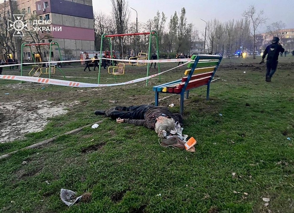 Rusya Zelenski'nin doğduğu yeri balistik füzeyle vurdu: Çocuk parkında cansız bedenler - 3