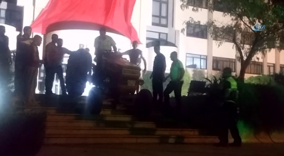 Alkollü muhtardan çöp istasyonu protestosu: Traktörü belediyenin önüne çıkardı - 1