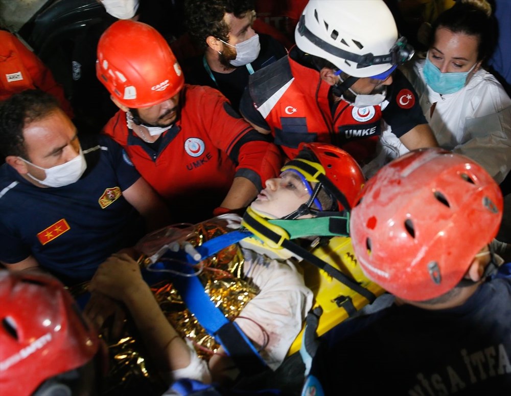 İzmir'de deprem sonrası enkaz altındakiler için zamana karşı yarış (65'inci saatte kurtarıldı) - 25