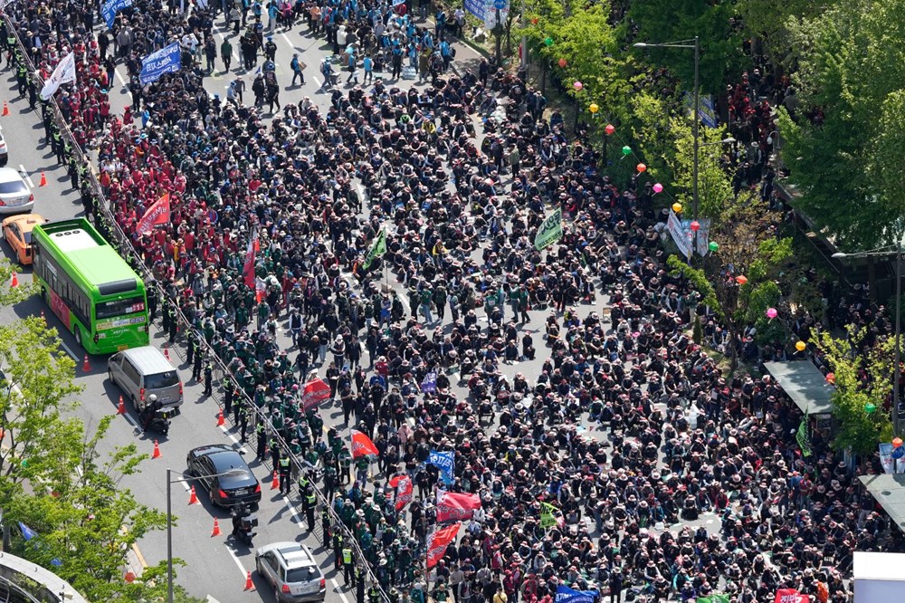 Dünyadan 1 Mayıs İşçi Bayramı manzaraları