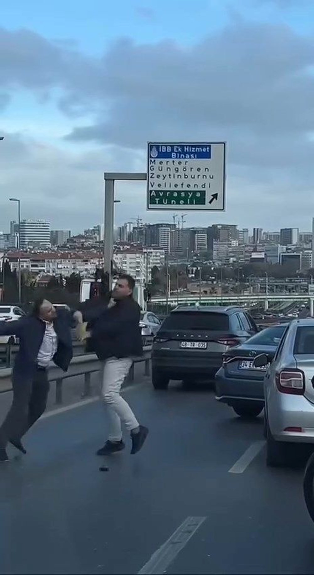 İstanbul’da trafiği durduran kavga: Tekme tokat birbirlerine girdiler - 4