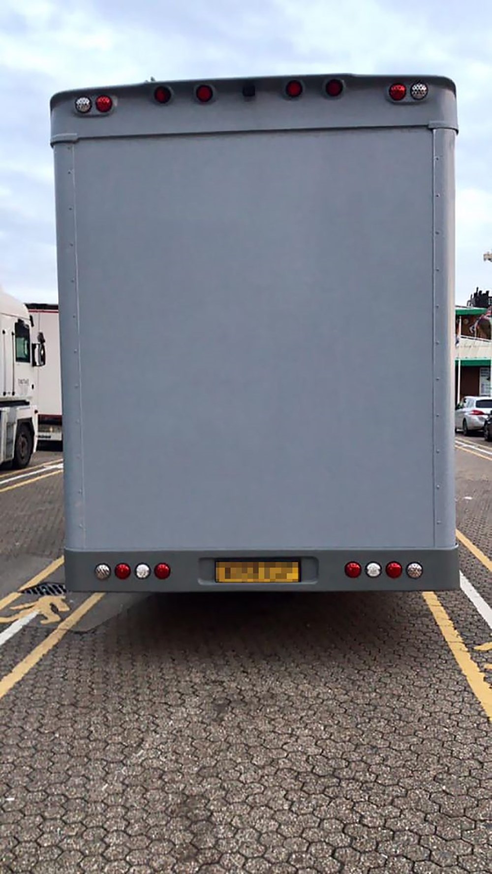 Her gittikleri yerde konaklama ücreti ödemekten bıkınca kendi taşınabilir evlerini yaptılar - 7