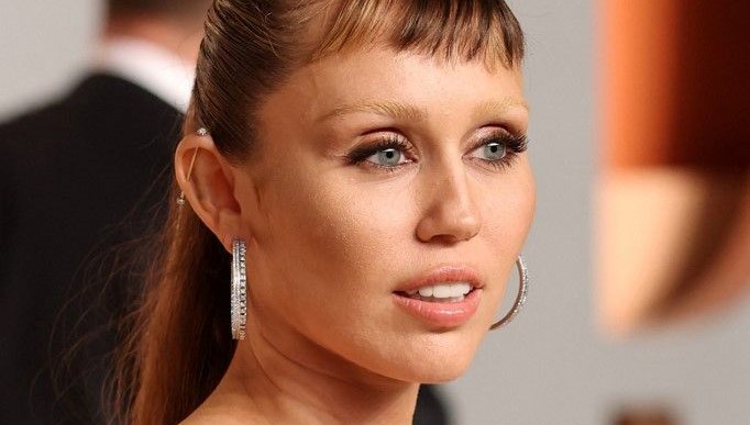 Miley Cyrus canlı yayında sağlık sorunu yaşadığını açıkladı