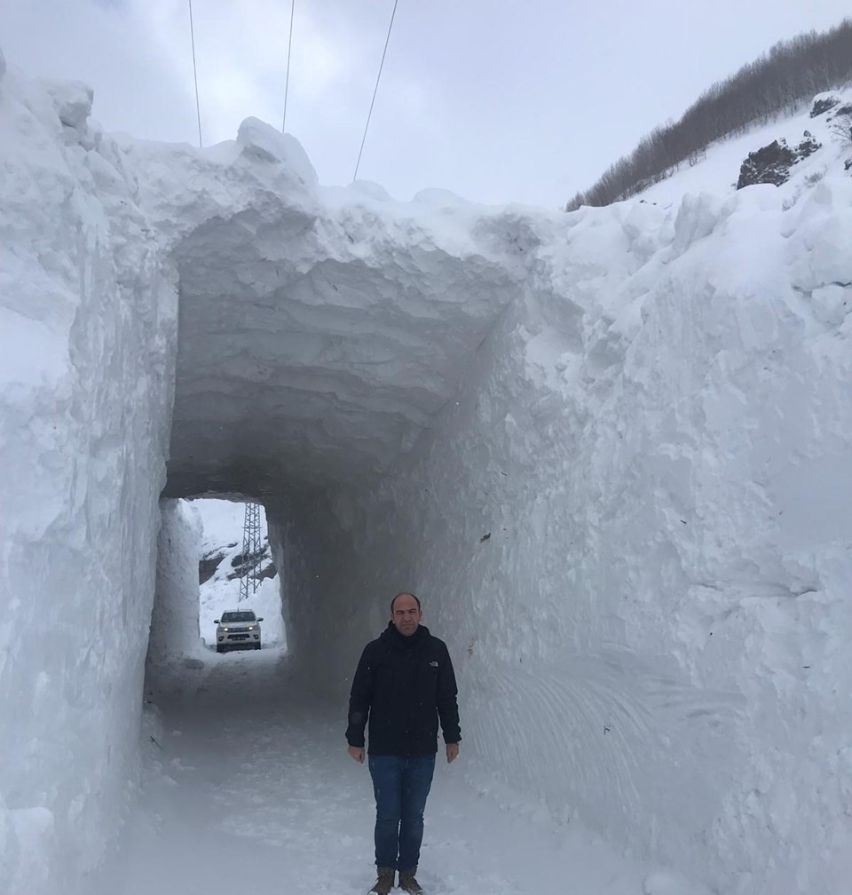 Kar kütlesinin içerisinden açılan tünelle ulaşım sağlandı - 1