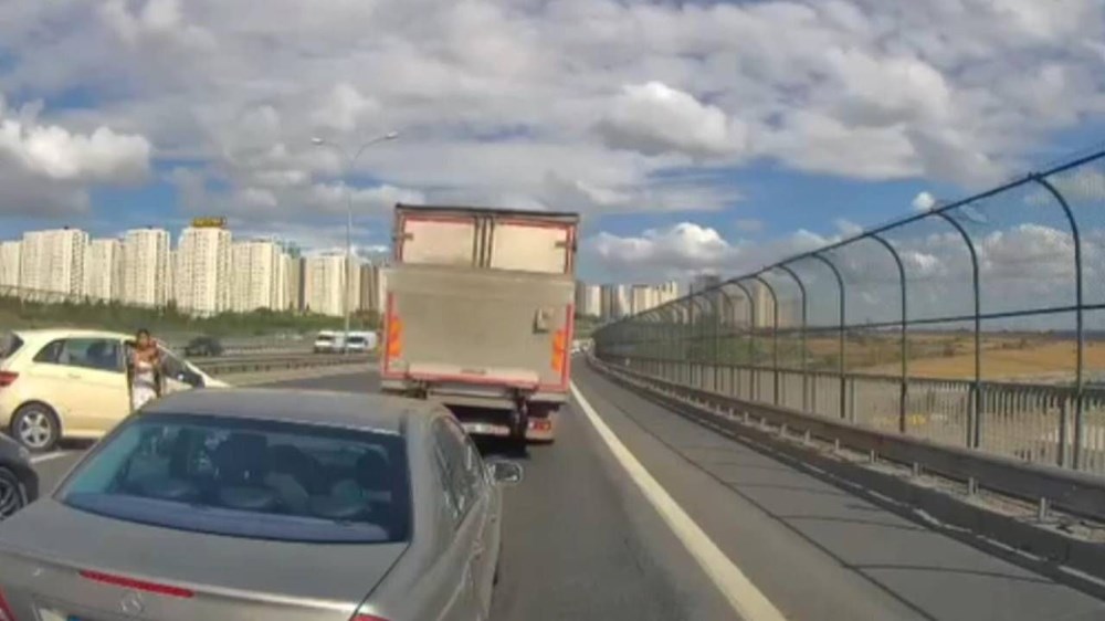 Kediyi kurtarmaya çalıştı, otomobil çarptı: İstanbul'da feci kaza - 2