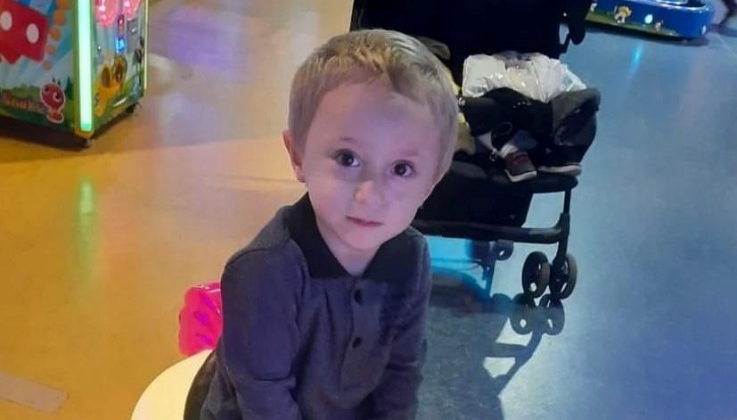 Kedi beslerken otomobilin altında kalan çocuk öldü