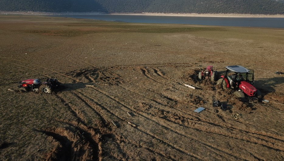 Baraj kurudu: Pikniğe gelenler mahsur kaldı